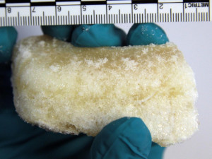 Usazený krystal pervitinu na dně baňky. Foto: Policie ČR