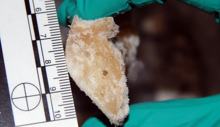 Usazený krystal pervitinu na dně baňky. Foto: Policie ČR