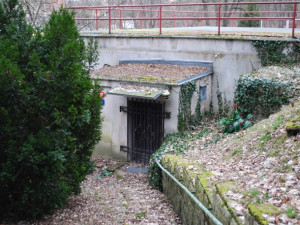 Vchod do památníku pohledem od knihovny