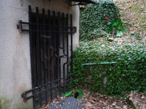 Za těmito dveřmi bylo v roce 1945 popraveno 18 lidí