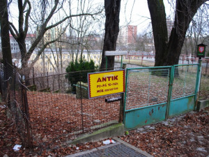 Je zamčeno, na plotě je stále cedule Antik.