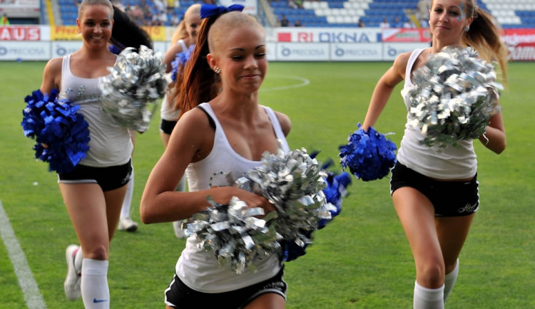 Cheerleaders Slovanu vystoupí ve fanzóně. Foto: Jaroslav Appeltauer