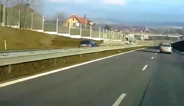 Řidička jela v protisměru zhruba kilometr. Reprofoto: Youtube