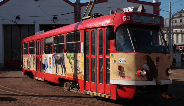 Tramvaj v nových polepech