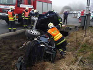 Mondeo skončilo po nehodě na boku mimo silnici. Foto: HZSLK