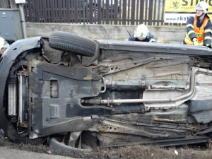 Mondeo skončilo po nehodě na boku mimo silnici. Foto: HZSLK