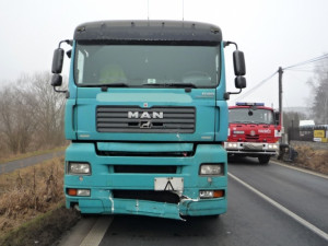 Mondeo skončilo po nehodě na boku mimo silnici. Foto: HZSLK