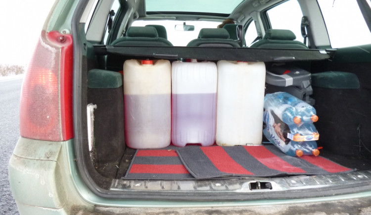 Celníci odhalili 1970 litrů nezdaněného lehkého topného oleje. Foto: Celní správa