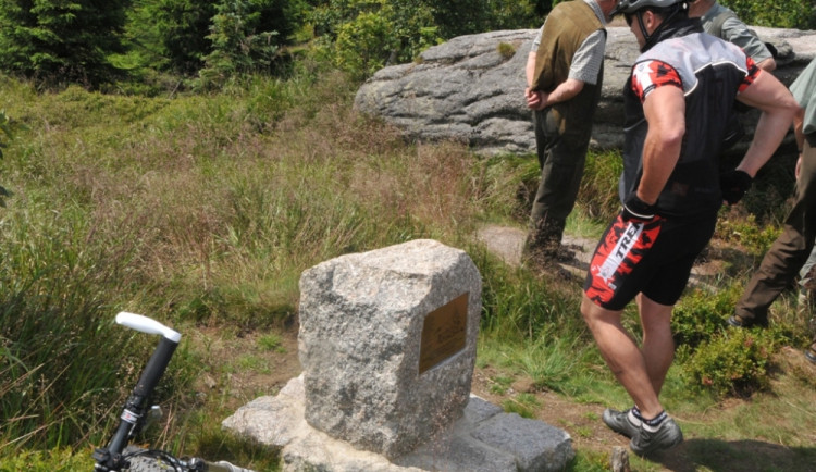 Jeden z nejnovějších pomníčků lesníkům na d přehradou Souš