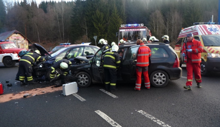 Při nehodě u Harrachova se zranili čtyři cizinci. Foto: HZSLK