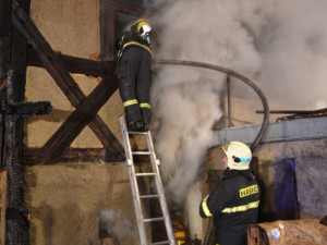 Na Frýdlantsku lehlo popelem stavení plné zvířat. Foto: HZSLK
