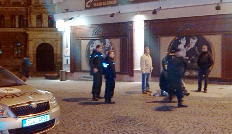 Potyčku odnesl třiačtyřicetiletý muž.