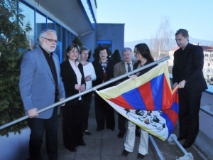 Tibetská vlajka vlaje od pondělí na několika institucích