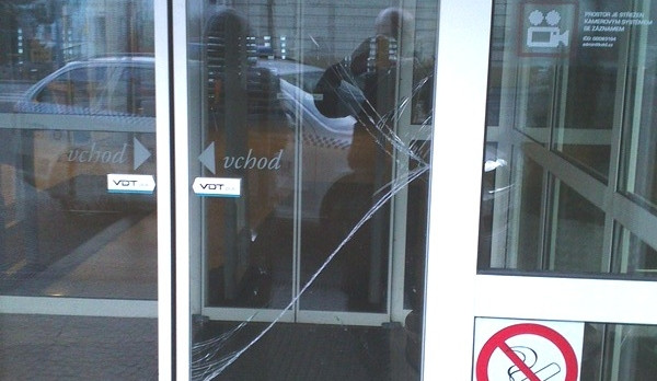 Jednadvacetiletý mladík se vyřádil na dveřích knihovny. Foto: MP Liberec