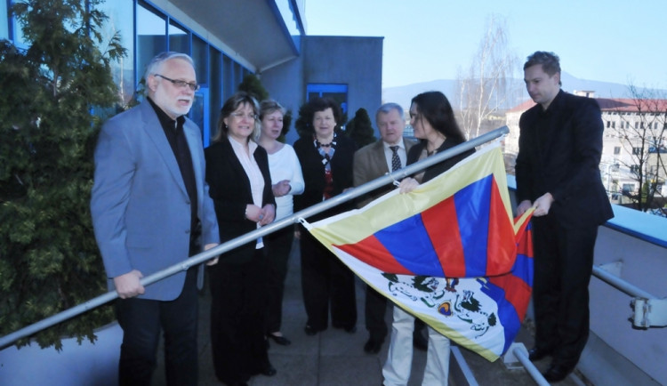 Tibetská vlajka na kraji. Foto: Jiří Langer