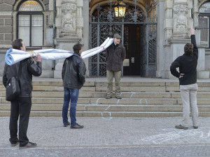Obří plachta visí na radnici od úterního rána. Foto: Roman Dobeš