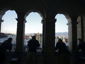 Obří plachta visí na radnici od úterního rána. Foto: Roman Dobeš