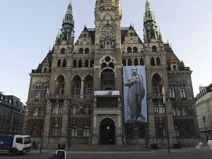 Obří plachta visí na radnici od úterního rána. Foto: Roman Dobeš