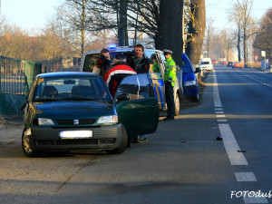 Projíždějící Seat Arosa srazil chodce u místní pošty. Foto: Jiří Dušek