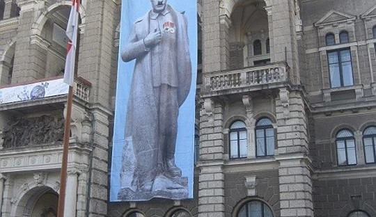 Obří plachta visí na radnici od úterního rána. Foto: Roman Dobeš