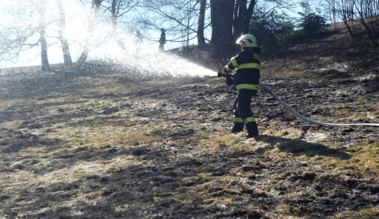 Požár trávy ve Smržovce zaměstnal tři jednotky hasičů. Foto: HZSLK