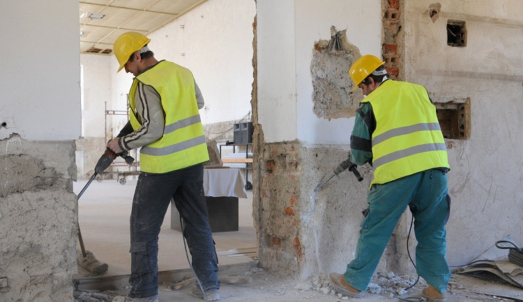 Dělníci už úřadují uvnitř tělocvičny. Foto: Jan Král