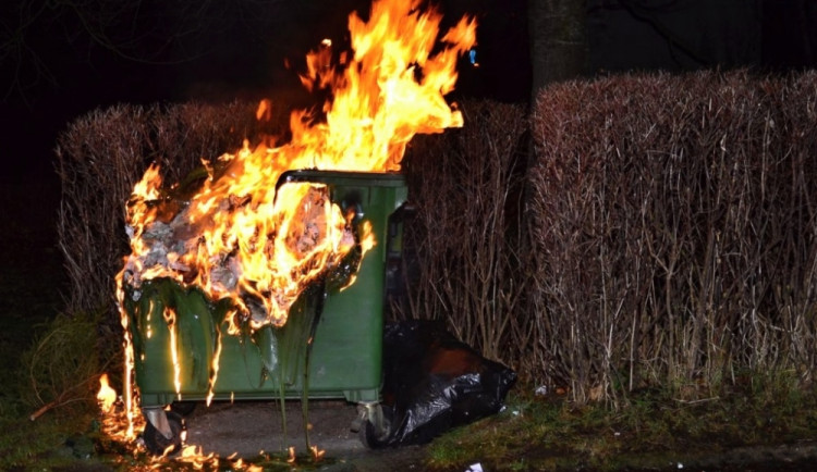 Požár popelnic. Foto: HZSLK