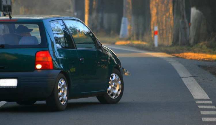 Projíždějící Seat Arosa srazil chodce u místní pošty. Foto: Jiří Dušek