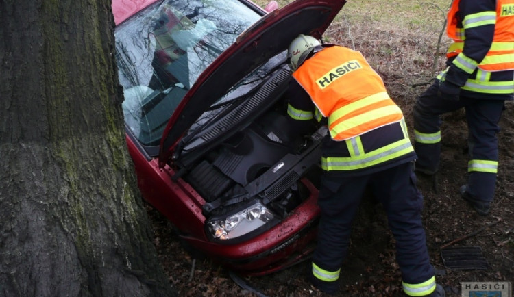 Řidič vyvázl ze Seatu bez zranění. Foto: Hasiči Hrádek nad Nisou