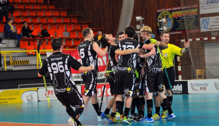 Video: Florbalová extraliga zůstává pod Ještědem