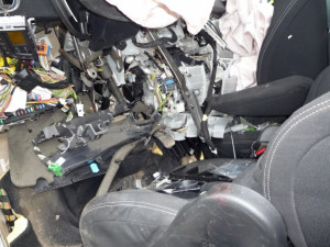 Řidič Citroenu utrpěl těžká poranění. Foto: HZSLK