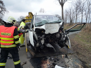 Řidič Citroenu utrpěl těžká poranění. Foto: HZSLK