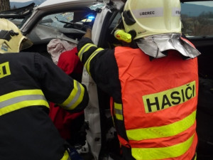 Řidič Citroenu utrpěl těžká poranění. Foto: HZSLK