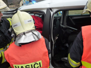 Řidič Citroenu utrpěl těžká poranění. Foto: HZSLK