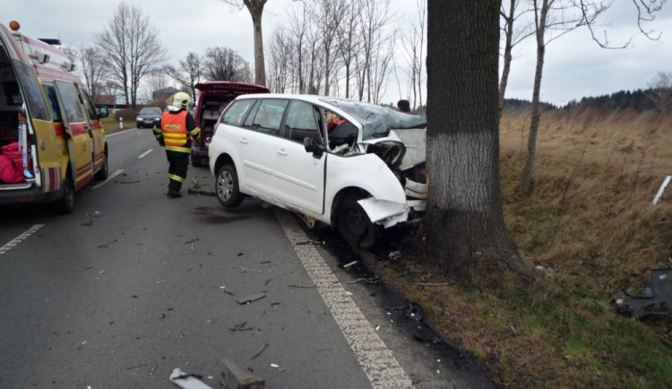 Řidič Citroenu utrpěl těžká poranění. Foto: HZSLK