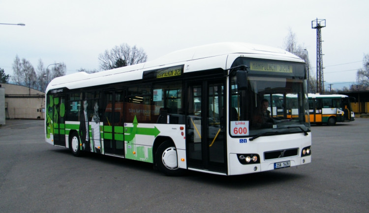 Liberecké ulici brázdí od úterý nový bezbariérový autobus Volvo