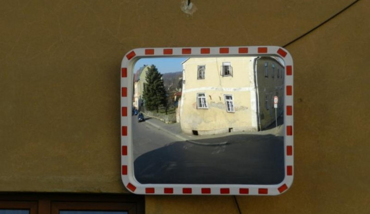 Zrcadlo v křižovatce vám moc nepomůže. Foto: MÚ Frýdlant