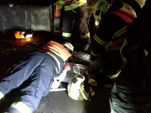 Kamion zaseknutý v příkopě zaměstnal hasiče na téměř šest hodin. Foto: HZSLK