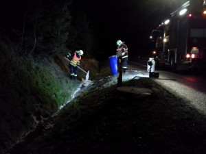 Kamion zaseknutý v příkopě zaměstnal hasiče na téměř šest hodin. Foto: HZSLK