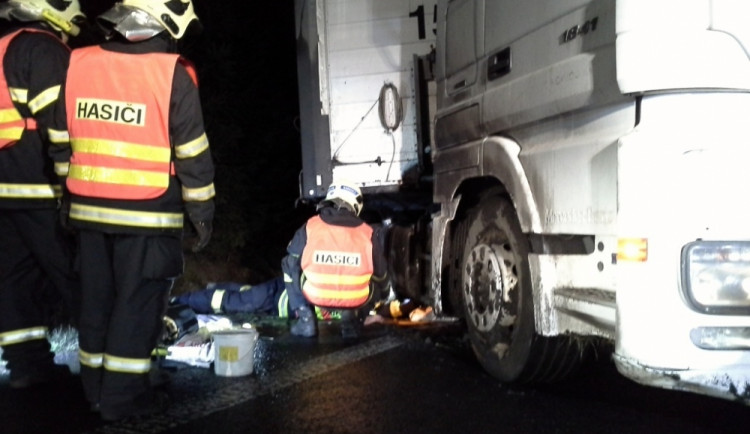 Kamion zaseknutý v příkopě zaměstnal hasiče na téměř šest hodin. Foto: HZSLK