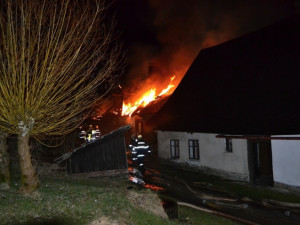 Při nočním požáru statku uhořely dvě krávy. Foto: HZSLK