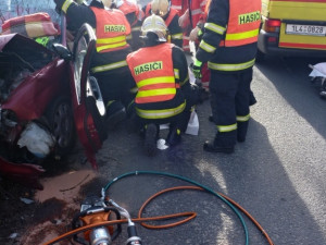 Náraz do stromu stál život čtyřiašedesátiletého muže. Foto: HZSLK