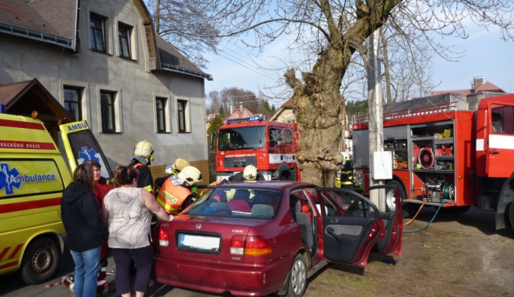 Náraz do stromu stál život čtyřiašedesátiletého muže. Foto: HZSLK