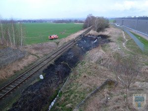 Hořící louka zpomalila železniční dopravu v Hrádku. Foto: Hasiči Hrádek nad Nisou