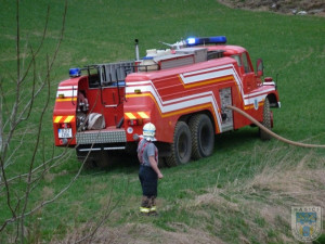 Hořící louka zpomalila železniční dopravu v Hrádku. Foto: Hasiči Hrádek nad Nisou