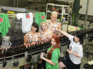 Fotbalové Čertice nafotili odvážný kalendář v pivovaru Konrad