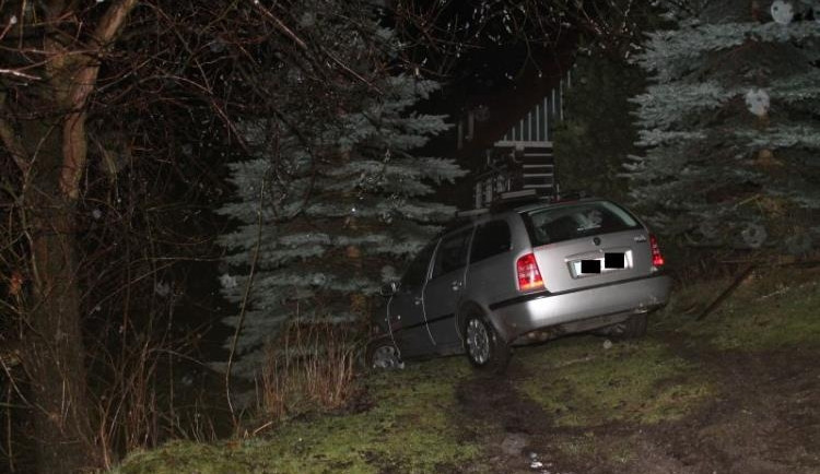 Opilý řidič zapíchl svou Octavii do bahna na cizí zahradě. Foto: Policie ČR