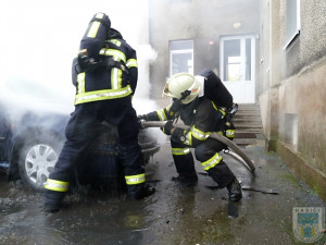 V Hrádku hořela Octavie. Její majitel skončil v nemocnici. Foto: Hasiši Hrádek nad Nisou