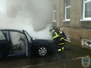 V Hrádku hořela Octavie. Její majitel skončil v nemocnici. Foto: Hasiši Hrádek nad Nisou
