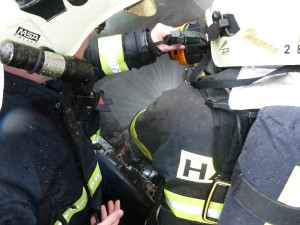 V Hrádku hořela Octavie. Její majitel skončil v nemocnici. Foto: Hasiši Hrádek nad Nisou